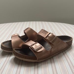 Girl’s Birkenstock sz1/1.5 (32) in copper metallic
